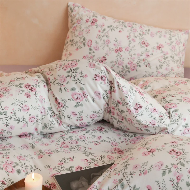 Feinster Baumwollsatin-Bettbezuggarnitur mit zartem Blumenprint und atmungsaktivem Komfortbezug