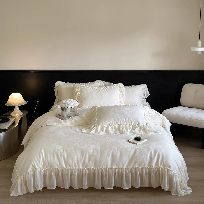 Bettwäsche‑Garnitur im Vintage‑Rüschenstil aus Baumwollsatin mit Jacquard‑Medallion und Volant