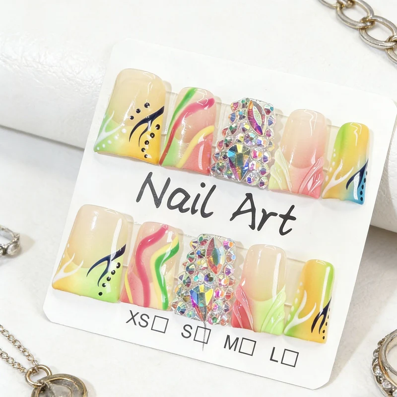 Dekorativer Press-On-Nagelkunst-Set mit Edelsteinakzenten