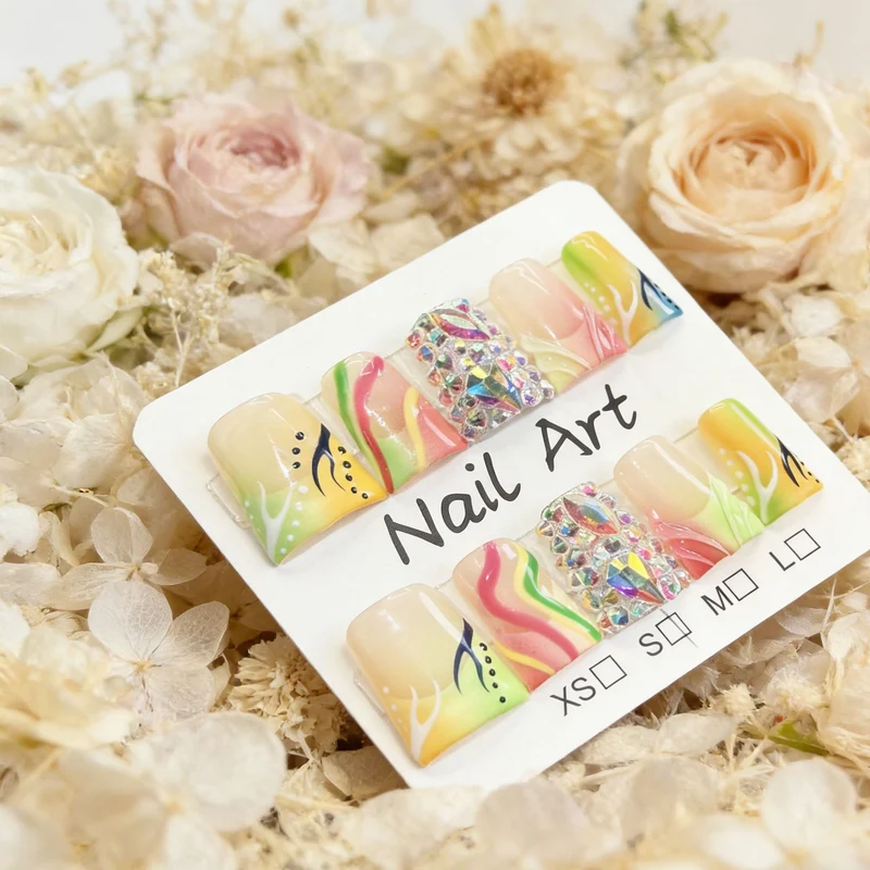 Dekorativer Press-On-Nagelkunst-Set mit Edelsteinakzenten