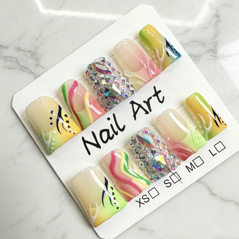 Dekorativer Press-On-Nagelkunst-Set mit Edelsteinakzenten
