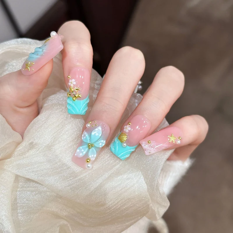 Dekoratives Press-On Nagelkunstset mit floralen und Juwelenakzenten