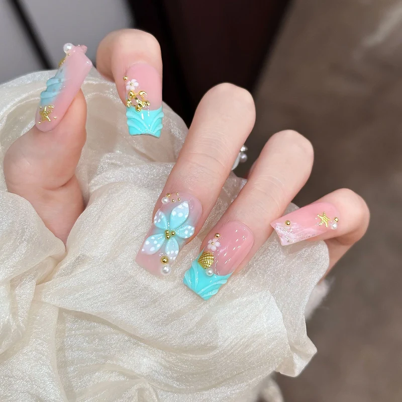 Dekoratives Press-On Nagelkunstset mit floralen und Juwelenakzenten