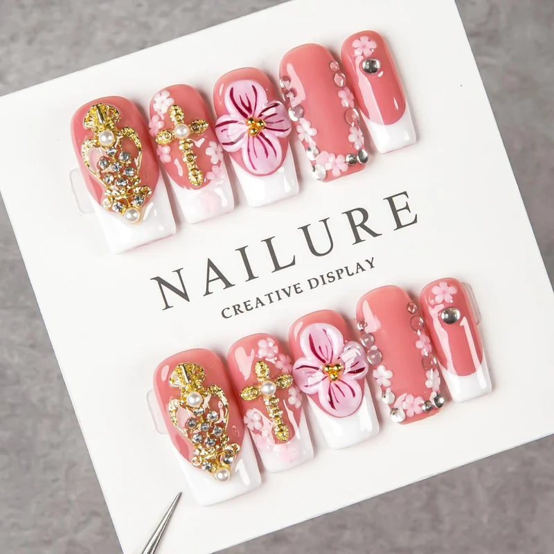 Dekoratives Press-On Nagelkunstset mit floralen Akzenten