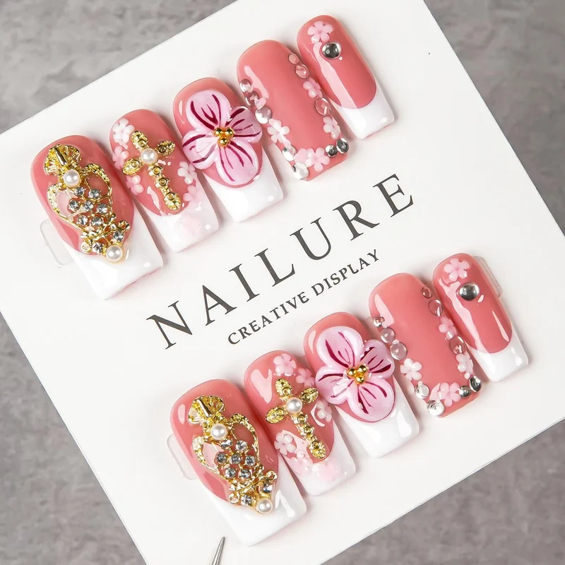 Dekoratives Press-On Nagelkunstset mit floralen Akzenten