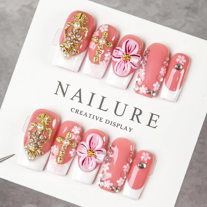 Dekoratives Press-On Nagelkunstset mit floralen Akzenten