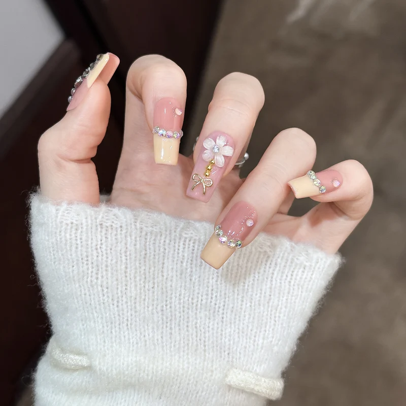 Dekorative Nagelkunst Tipps mit Strassakzenten