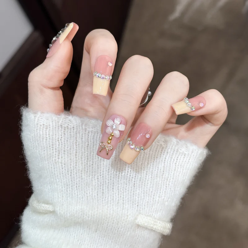 Dekorative Nagelkunst Tipps mit Strassakzenten
