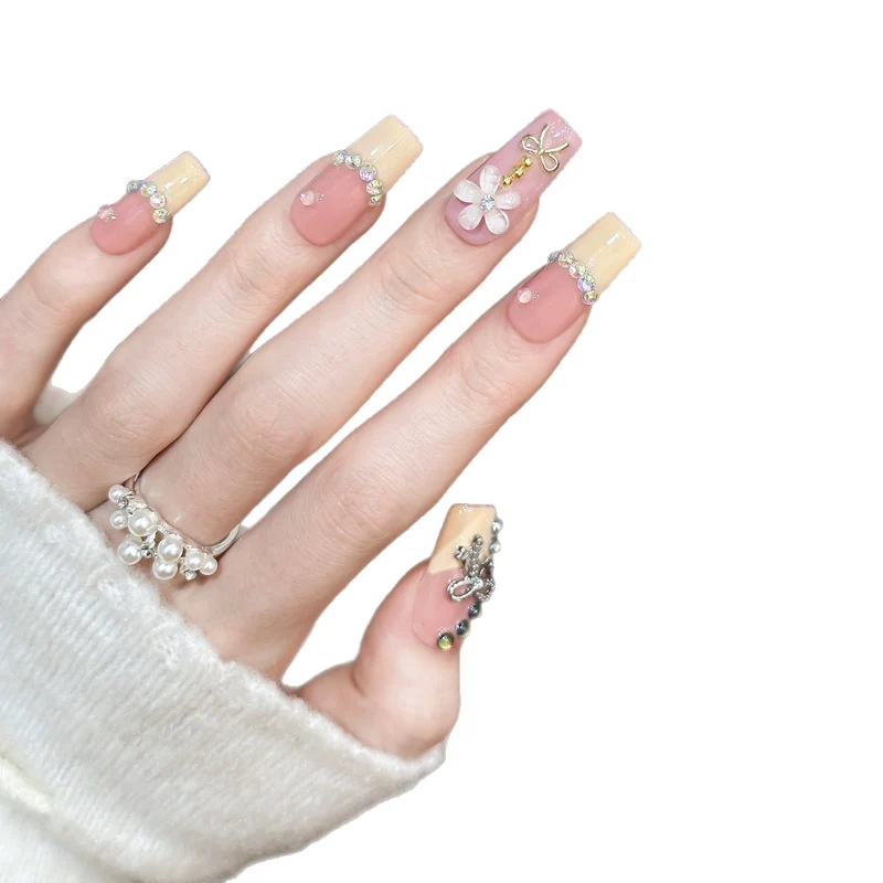 Dekorative Nagelkunst Tipps mit Strassakzenten