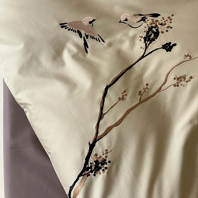 Wendbares Baumwollsatin-Bettgarnitur mit fein gestickten Vogel- und Zweigmotiven