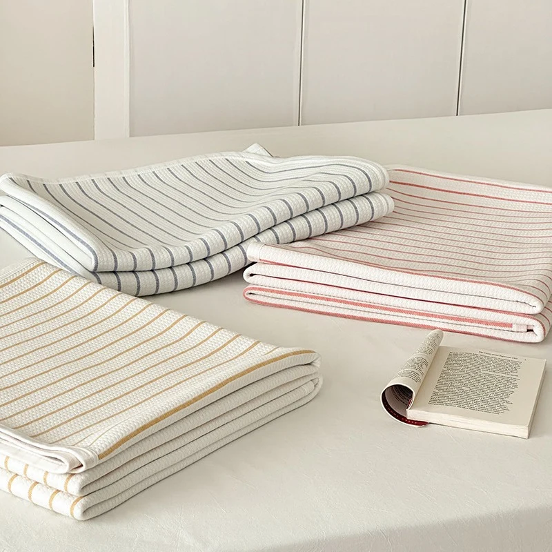 Wendbare Jacquard-Strickdecke mit feinen Streifen & passendem Kissenbezug-Set