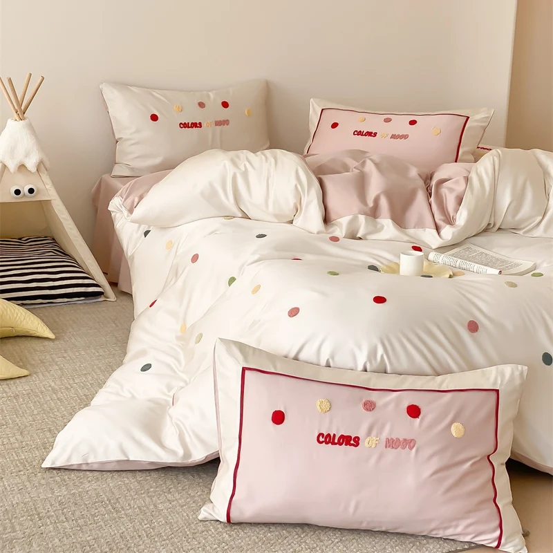 Bettwäsche-Set mit bestickten Polka-Dots aus Baumwollsatin, wendbarer Duvetbezug & dekorativen Kissen