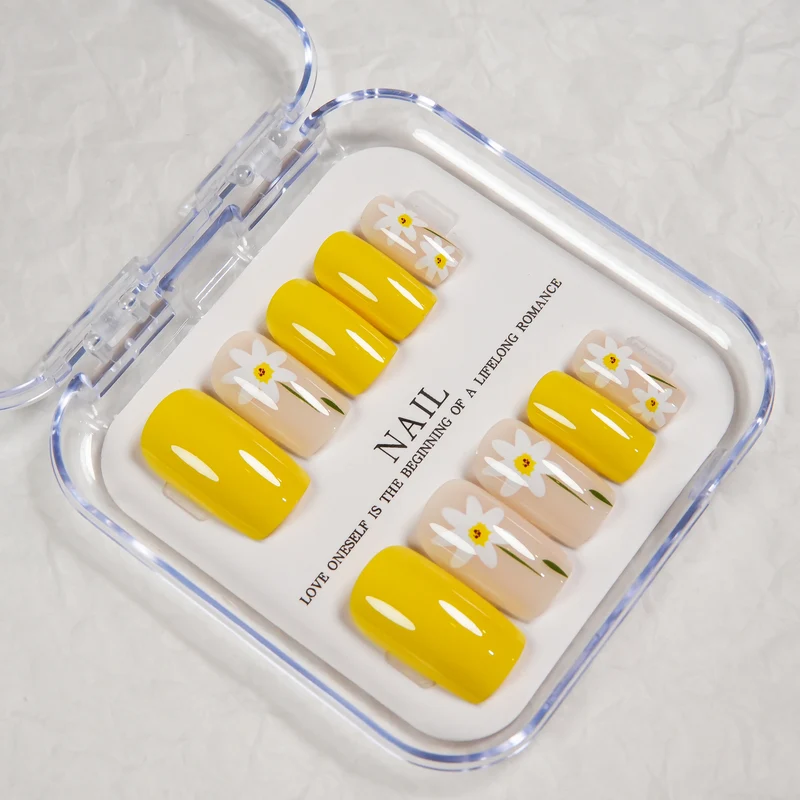 Floral Press-On Nagelset mit gelbem Akzent