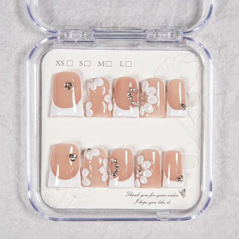 Floral Press-On Nail Set mit Juwelenakzenten