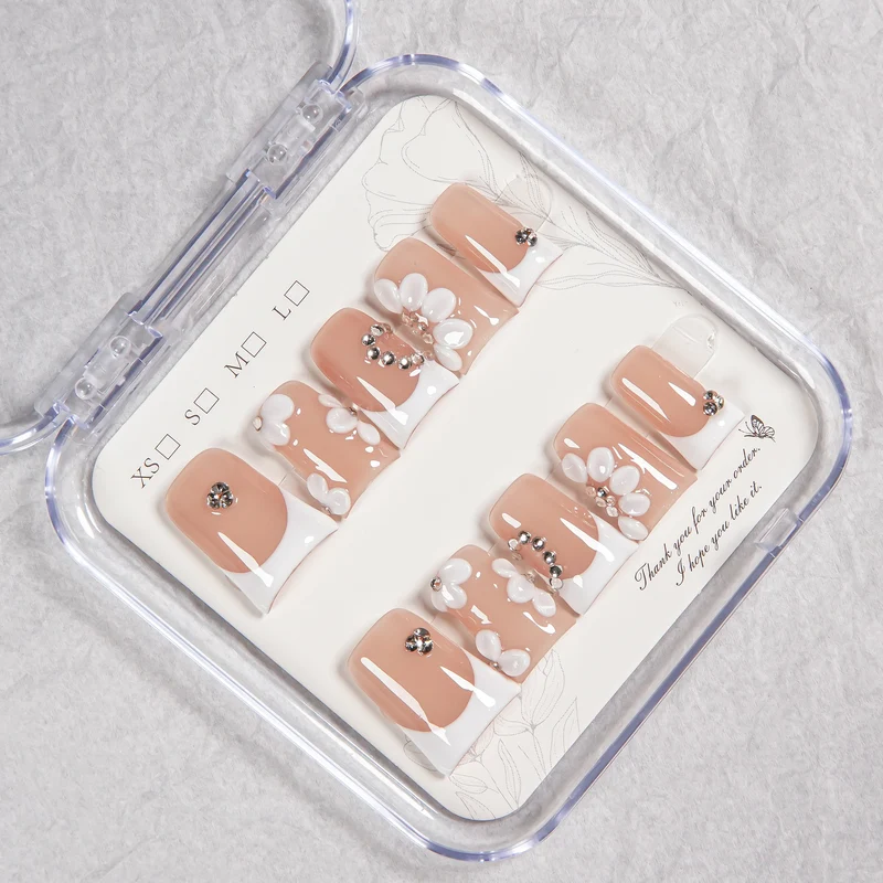 Floral Press-On Nail Set mit Juwelenakzenten
