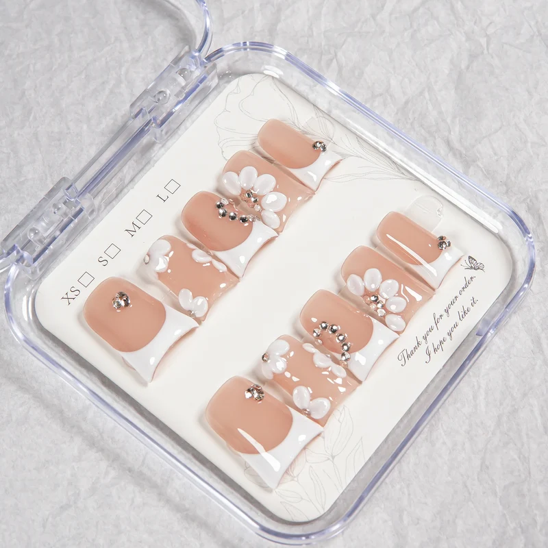 Floral Press-On Nail Set mit Juwelenakzenten