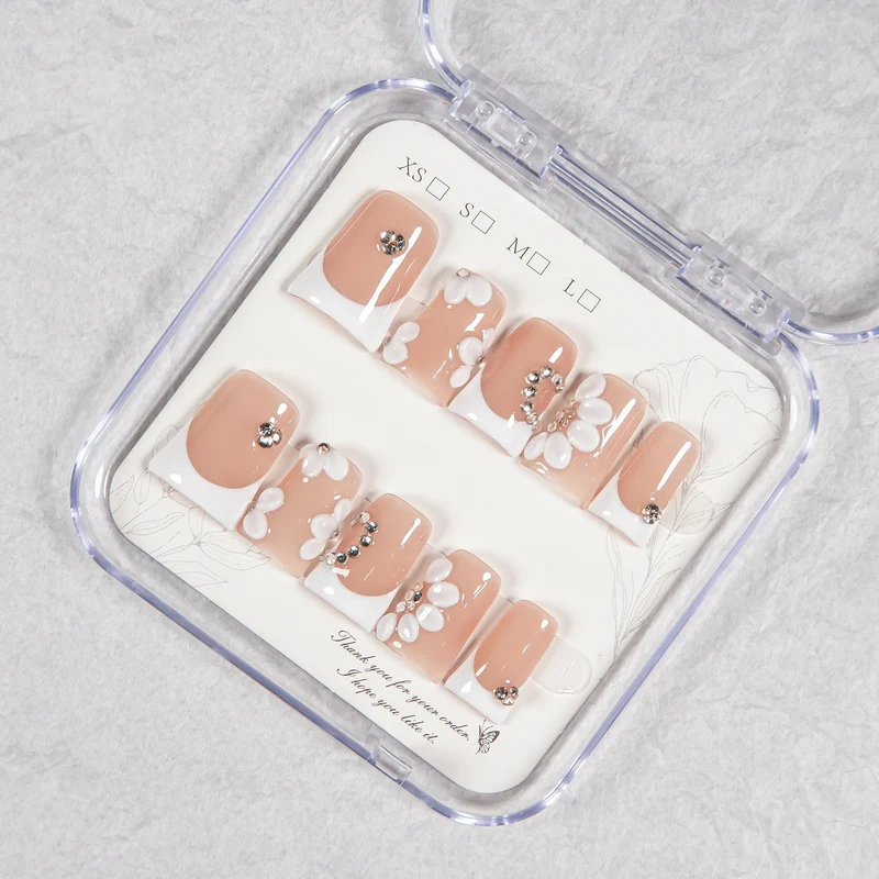 Floral Press-On Nail Set mit Juwelenakzenten