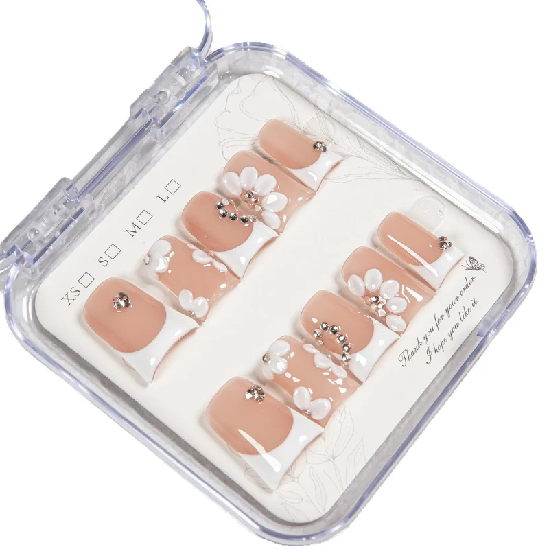 Floral Press-On Nail Set mit Juwelenakzenten