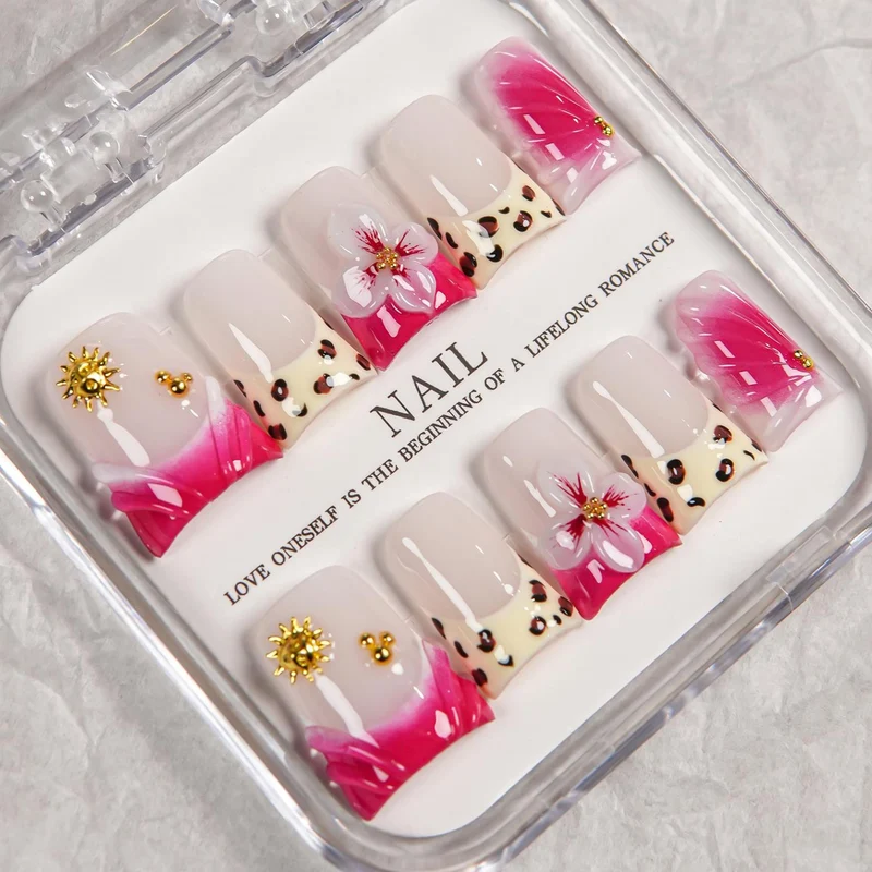 Floral Press-On Nagelkunst Set mit dekorativen Akzenten