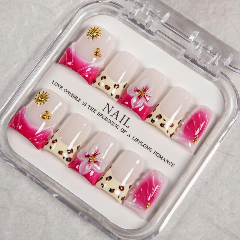 Floral Press-On Nagelkunst Set mit dekorativen Akzenten