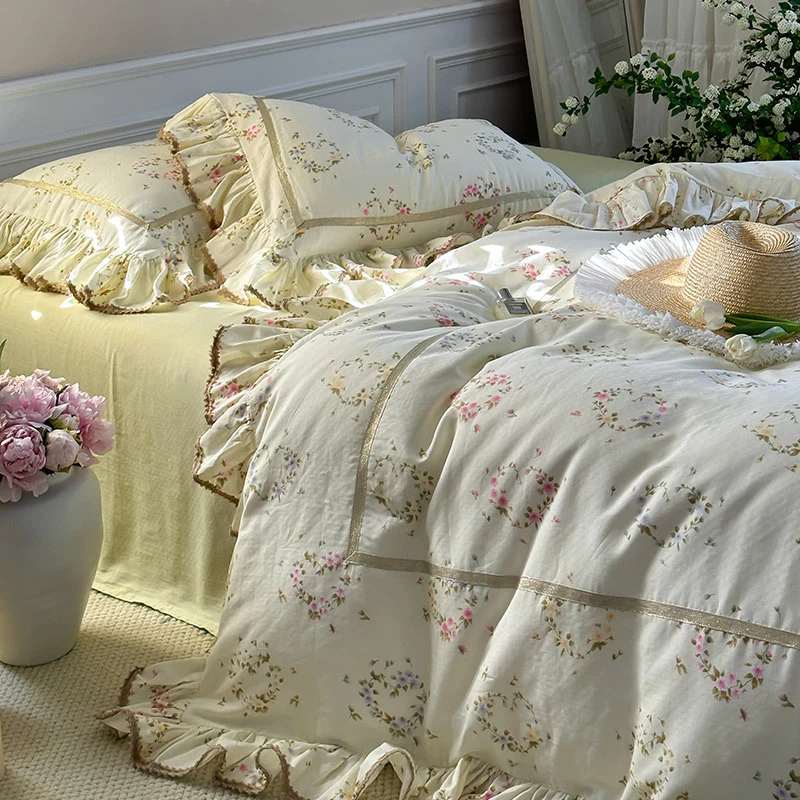 Vintage-inspiriertes Baumwoll-Leinen-Bettwäsche-Set mit Aquarellblumenprint und Rüschendetails