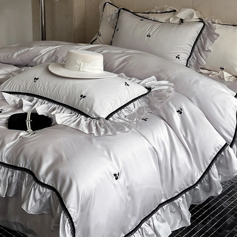 Seidig-glänzendes Satin-Bettwäsche-Set mit Rüschensaum und zierlicher Kirschstickerei