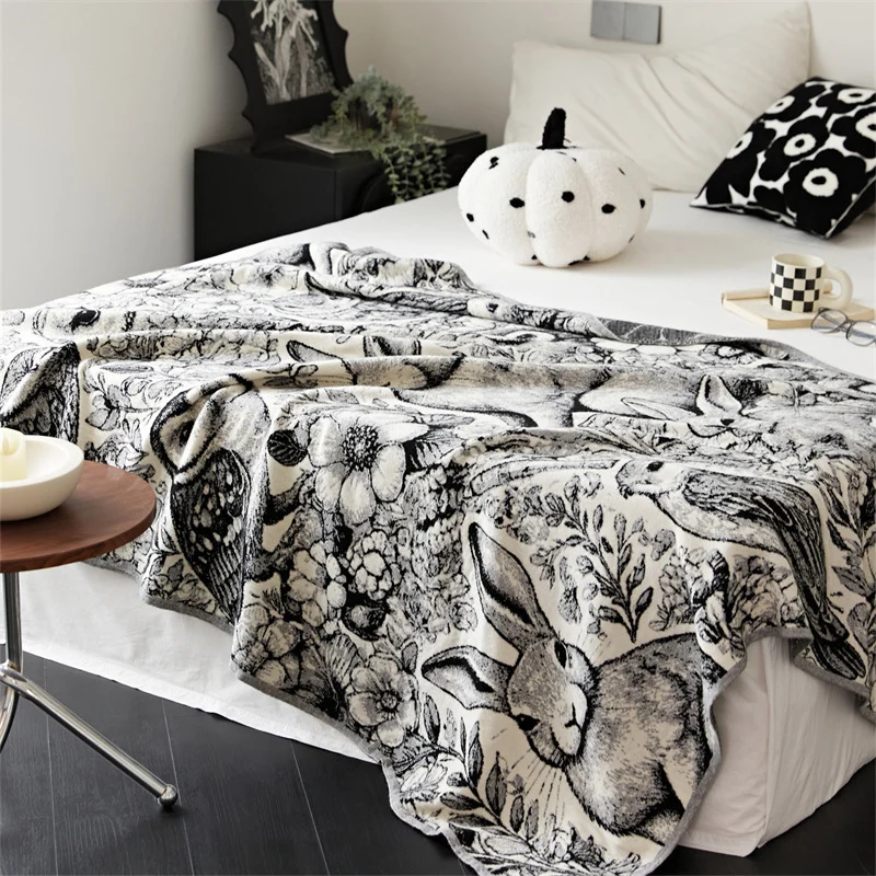 Kuschelige Wohndecke mit detailliertem Jacquard-Tiermotiv