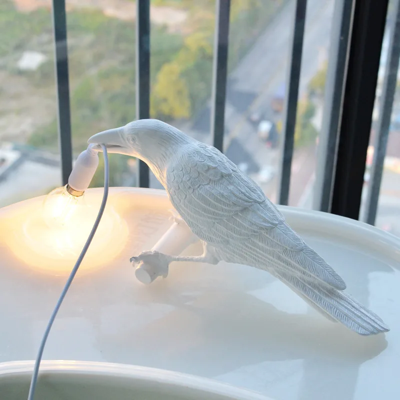Skanto | Moderne Glücksvogel-Tischlampe – Kreatives Harz-Tierdesign für Schlaf- und Wohnzimmer