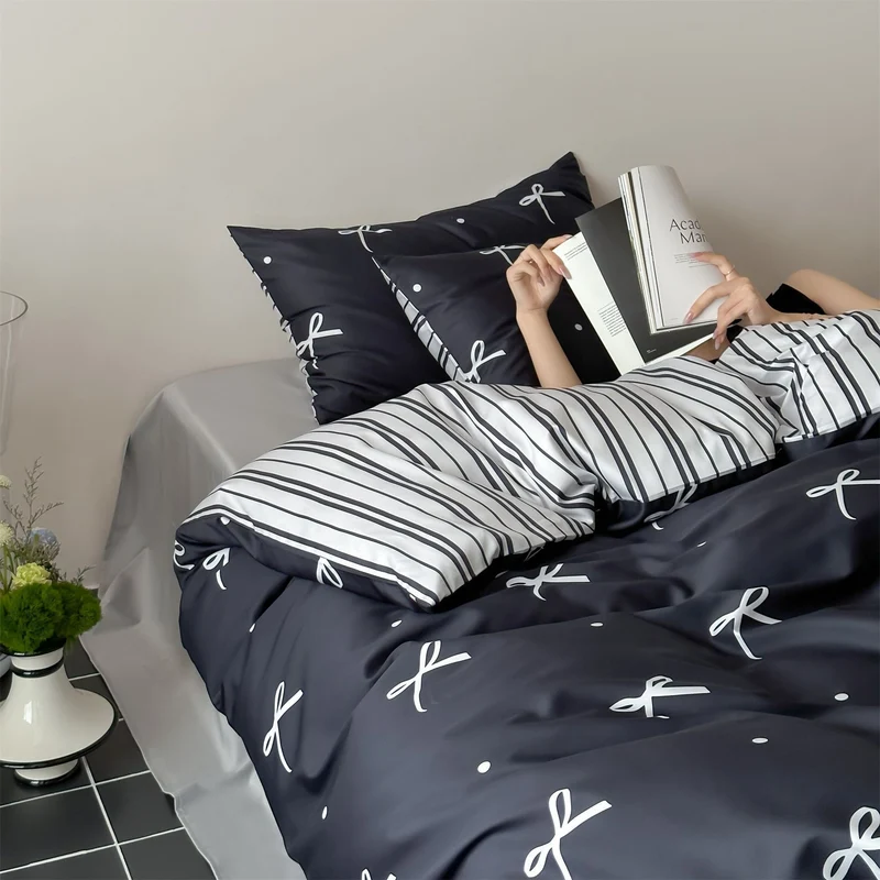 Modernes Baumwoll-Bettwäscheset mit minimalem Schleifen-Print und gestreifter Wendeseite