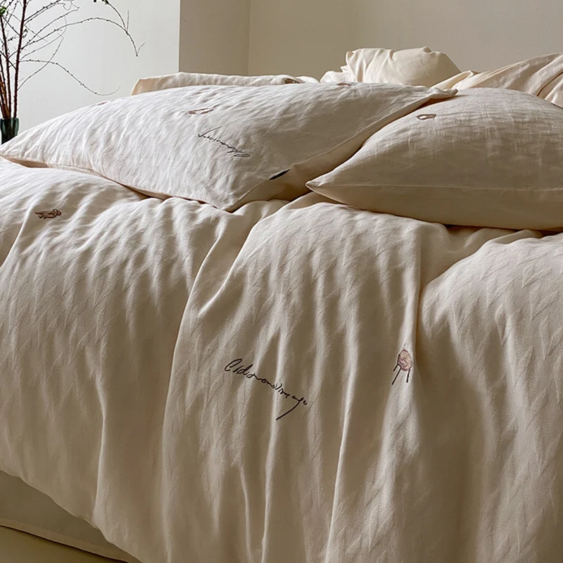 Gesteppte Bettgarnitur aus Bio-Baumwolle mit dezent bestickten Mini-Motiven