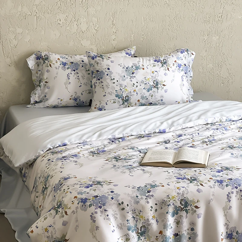 Luxuriöses Satin-Bettwäsche-Set mit floralem Aquarellprint und seidig-glänzendem Finish