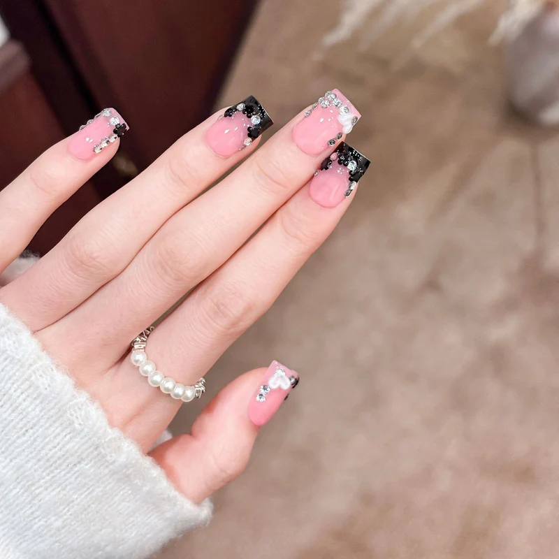 Dekorative Glam Nagelspitzen