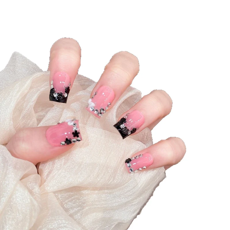 Dekorative Glam Nagelspitzen