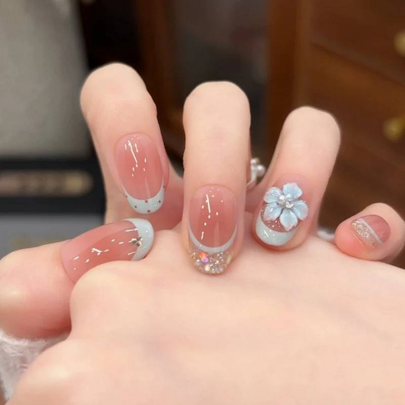 Dekorativer floral Druck-Nagelset mit Edelsteinakzenten