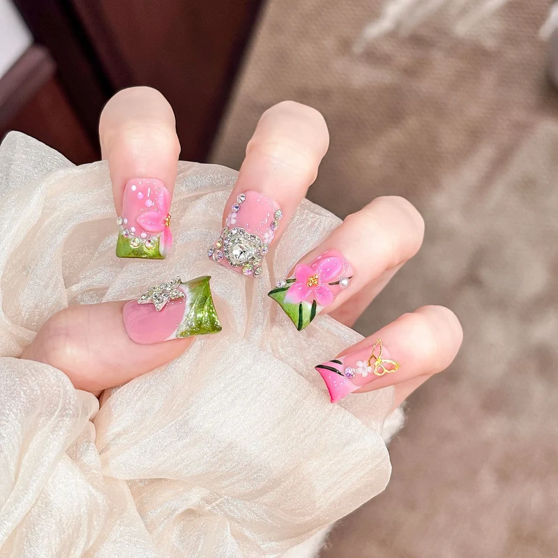 Dekorative florale Druck-Nagelverzierungen