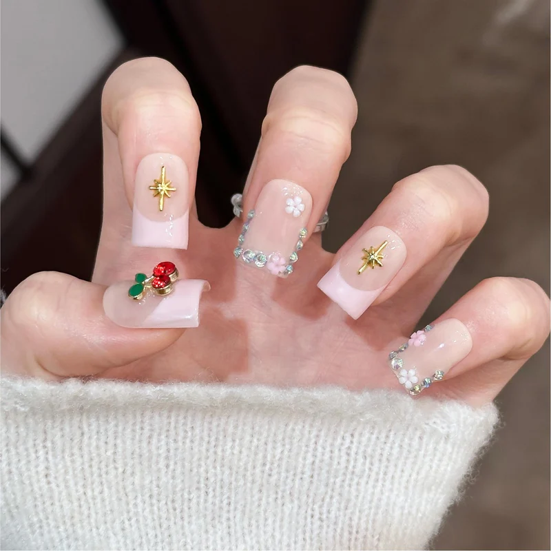 Dekoratives florales und mit Edelsteinen akzentuiertes Press-On-Nagelkunstset