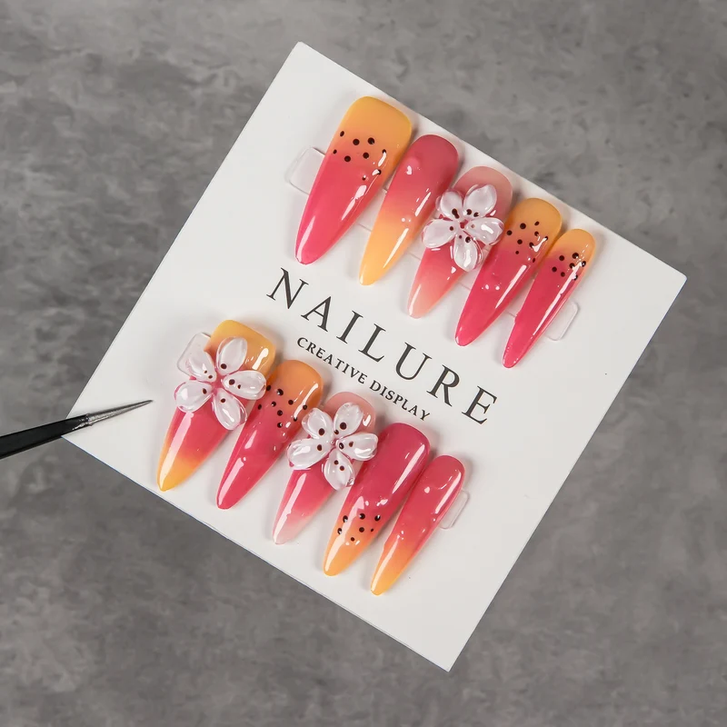 Kreatives Kunst Press-On Nägel Set mit floralen Akzenten