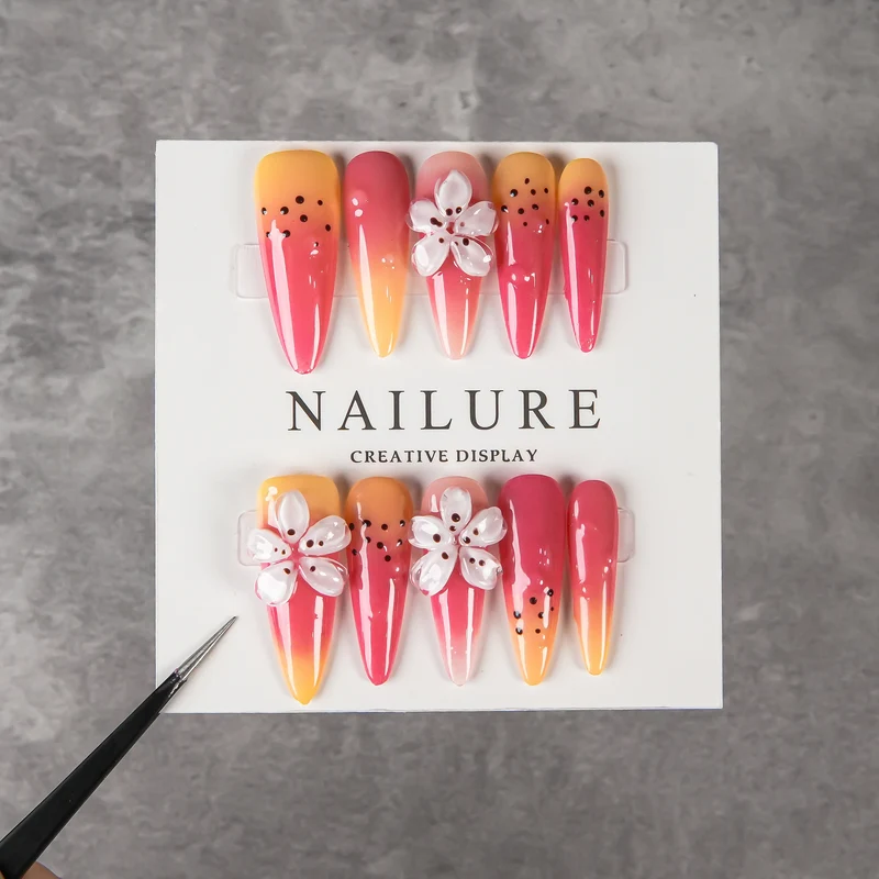 Kreatives Kunst Press-On Nägel Set mit floralen Akzenten