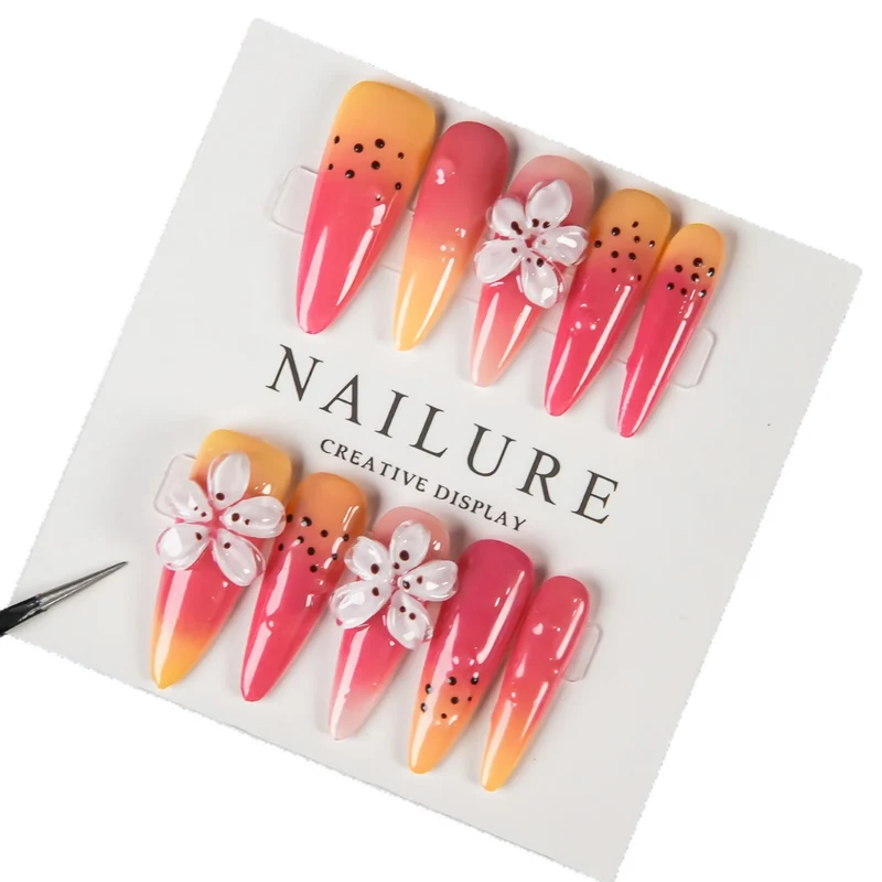 Kreatives Kunst Press-On Nägel Set mit floralen Akzenten