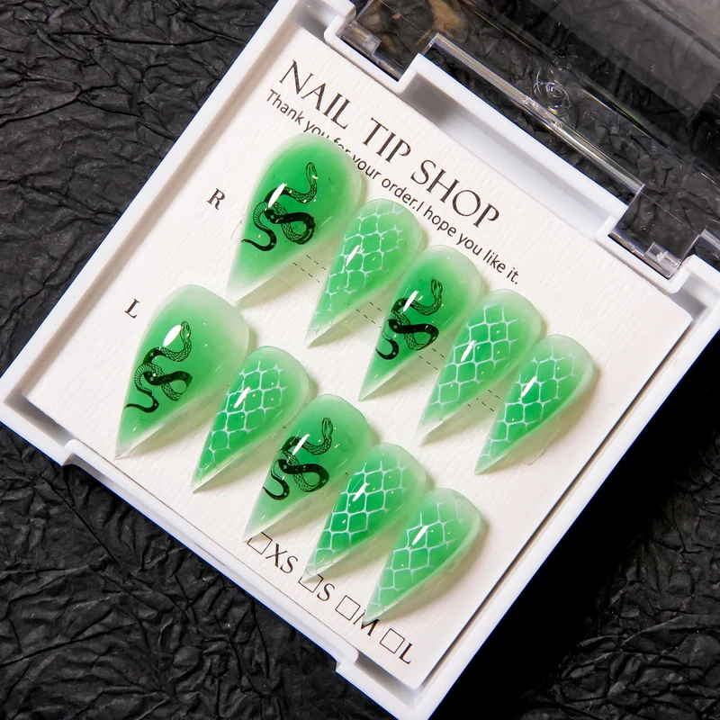Künstlerische Stiletto Press-On Nägel mit Schlangenmotiv