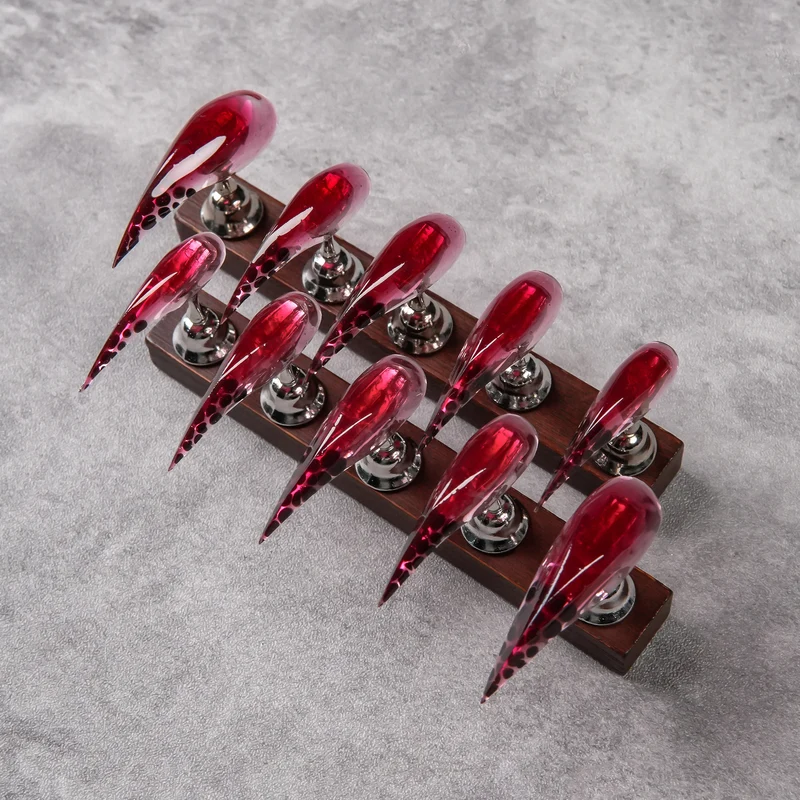 Künstlerische Stiletto Press-On Nägel mit glänzendem Finish