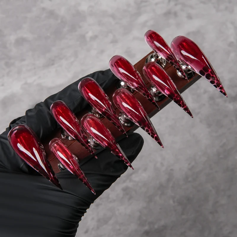 Künstlerische Stiletto Press-On Nägel mit glänzendem Finish