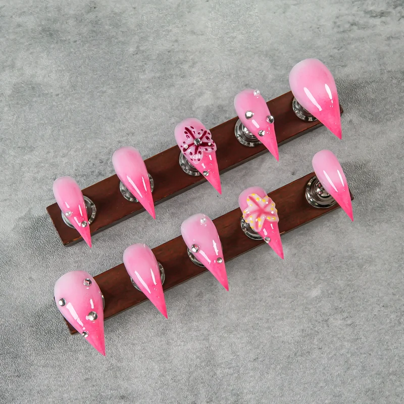 Künstlerische Stiletto Press-On Nägel mit floralen und Edelsteinakzenten