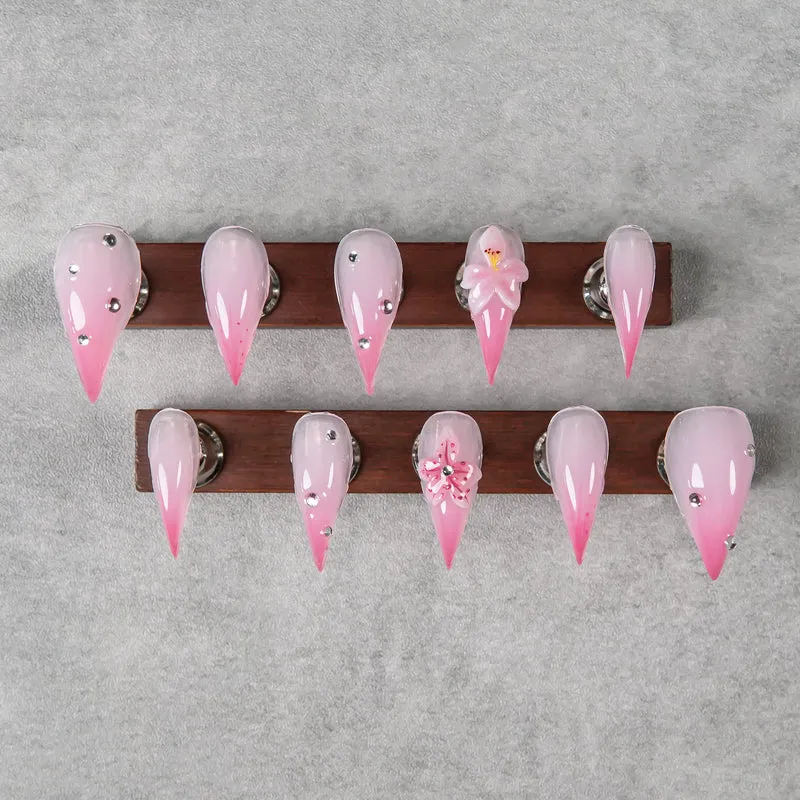 Künstlerische Stiletto Press-On Nägel mit floralen und Edelsteinakzenten