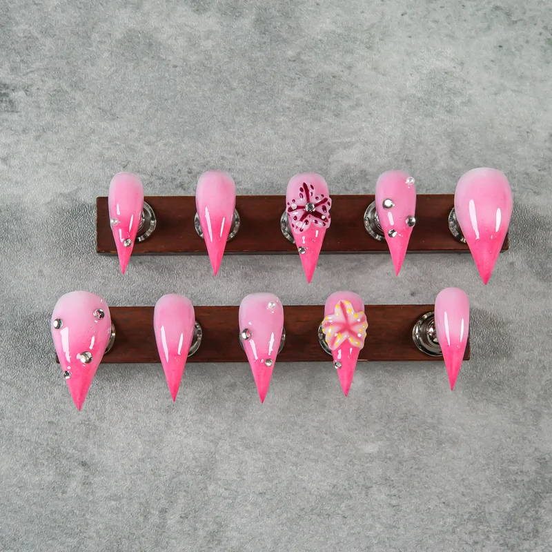 Künstlerische Stiletto Press-On Nägel mit floralen und Edelsteinakzenten