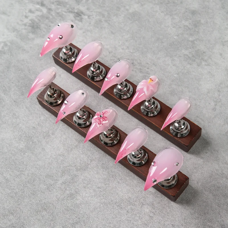 Künstlerische Stiletto Press-On Nägel mit floralen und Edelsteinakzenten