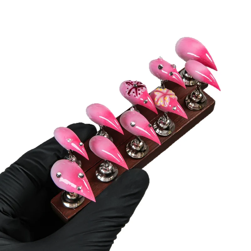 Künstlerische Stiletto Press-On Nägel mit floralen und Edelsteinakzenten