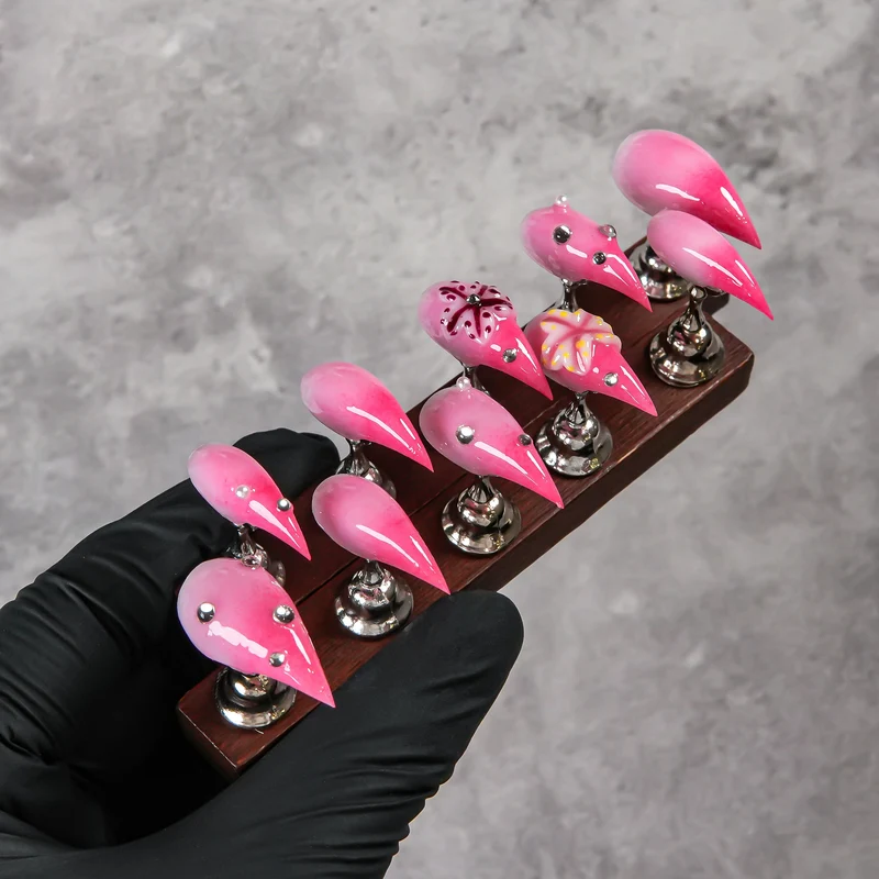 Künstlerische Stiletto Press-On Nägel mit floralen und Edelsteinakzenten