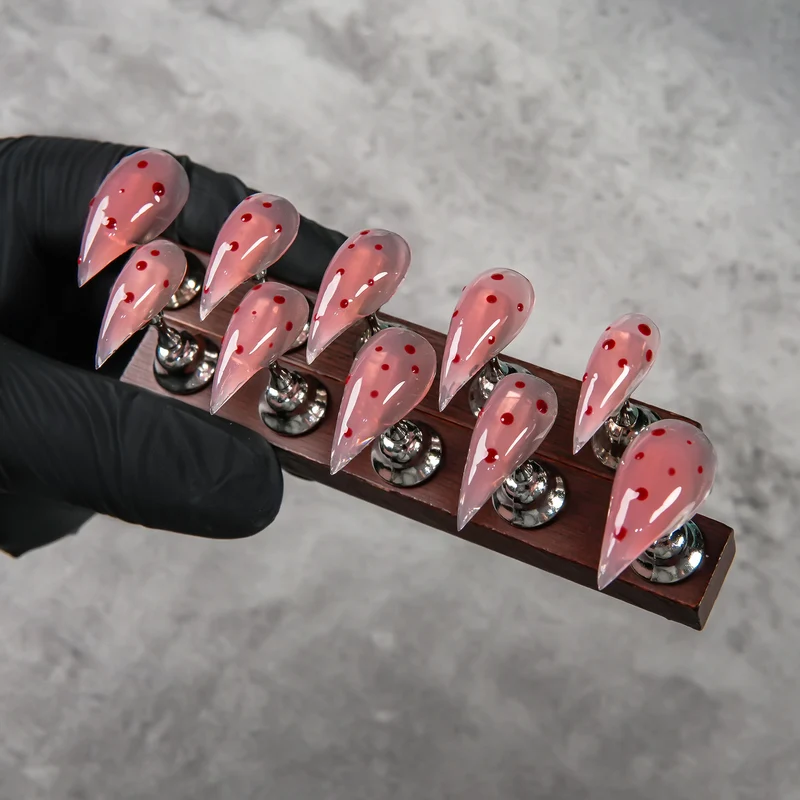 Künstlerische Stiletto Press-On Nageltipps