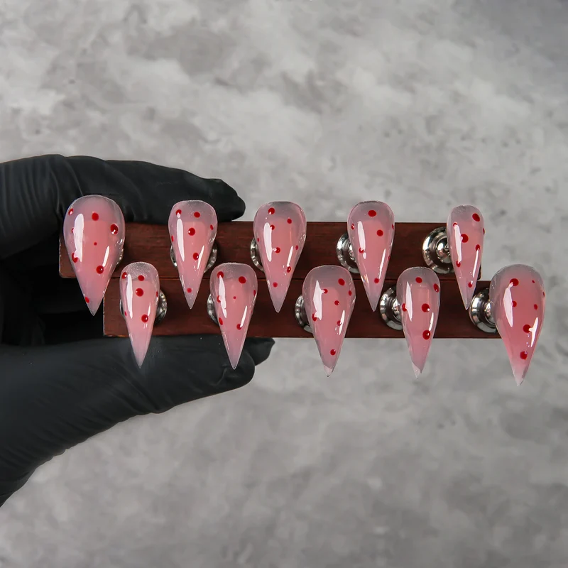 Künstlerische Stiletto Press-On Nageltipps